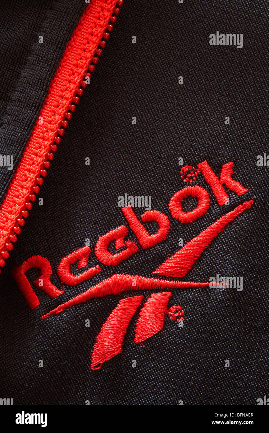 roten Reebok Logo auf schwarzem Anzug-Jacke mit rotem Reißverschluss  passend Stockfotografie - Alamy