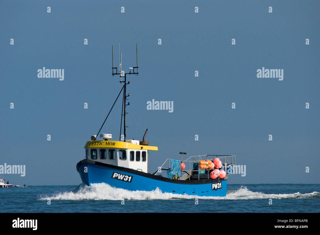 Schiff nach Hause von heraus am Meer Angeln Stockfoto