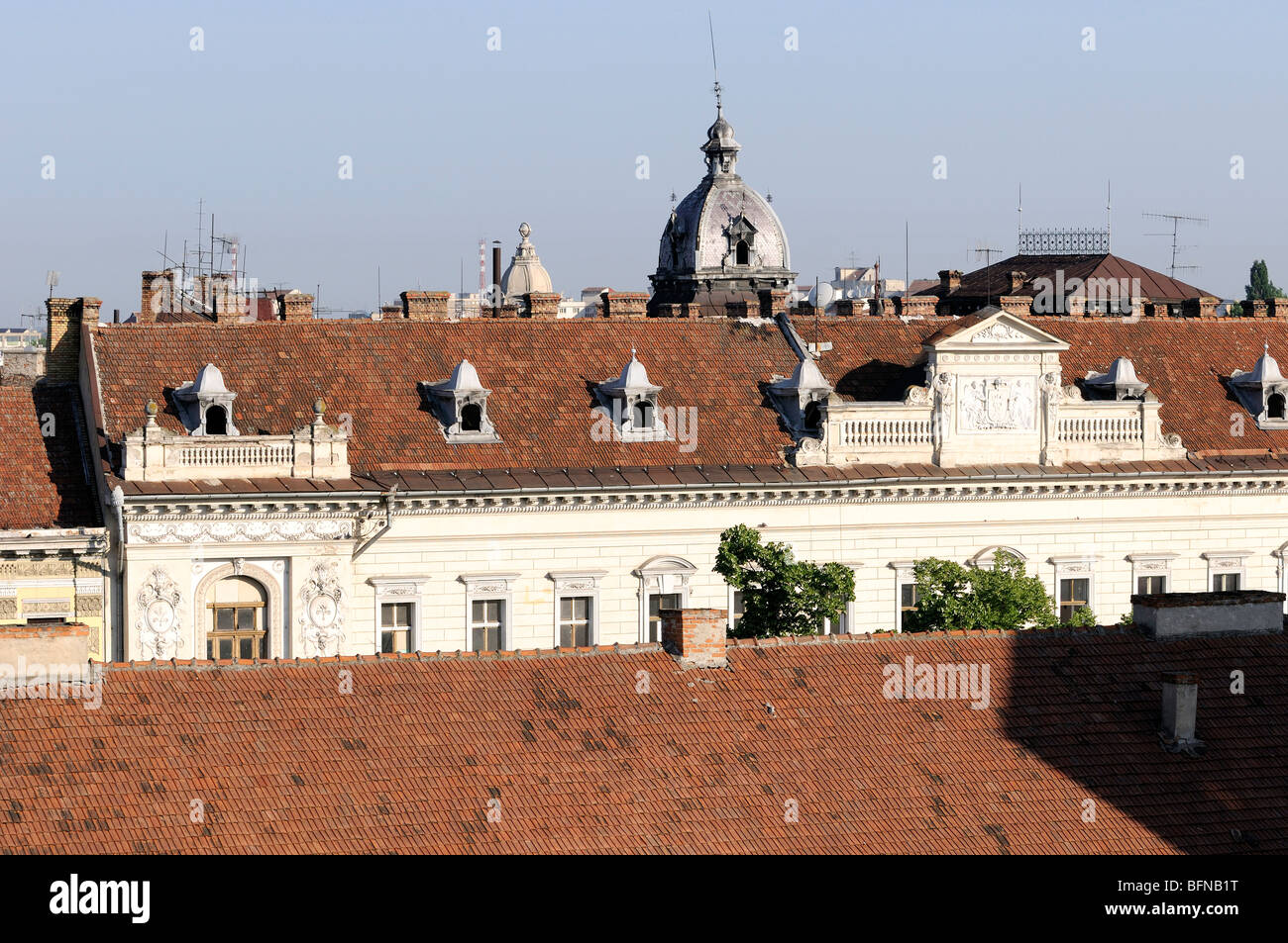 Dächer und alte Architektur in Arad in Rumänien Stockfoto