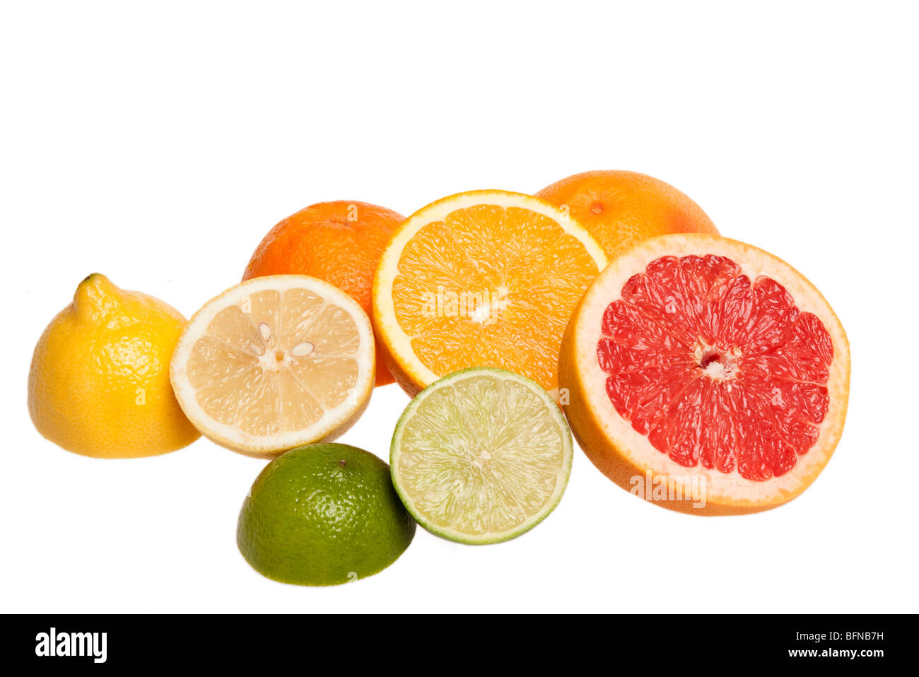 Obst in Scheiben geschnitten in eine halbe Grapefruit Zitrone Limette orange Stockfoto