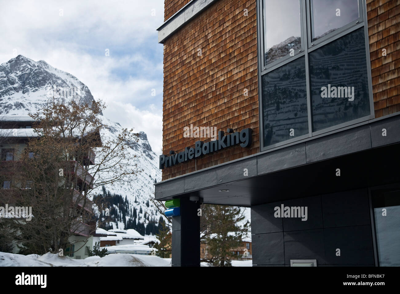 "Privatbank" an der Seite eines Gebäudes in den Luxus österreichischen Skigebiet von Lech. Stockfoto