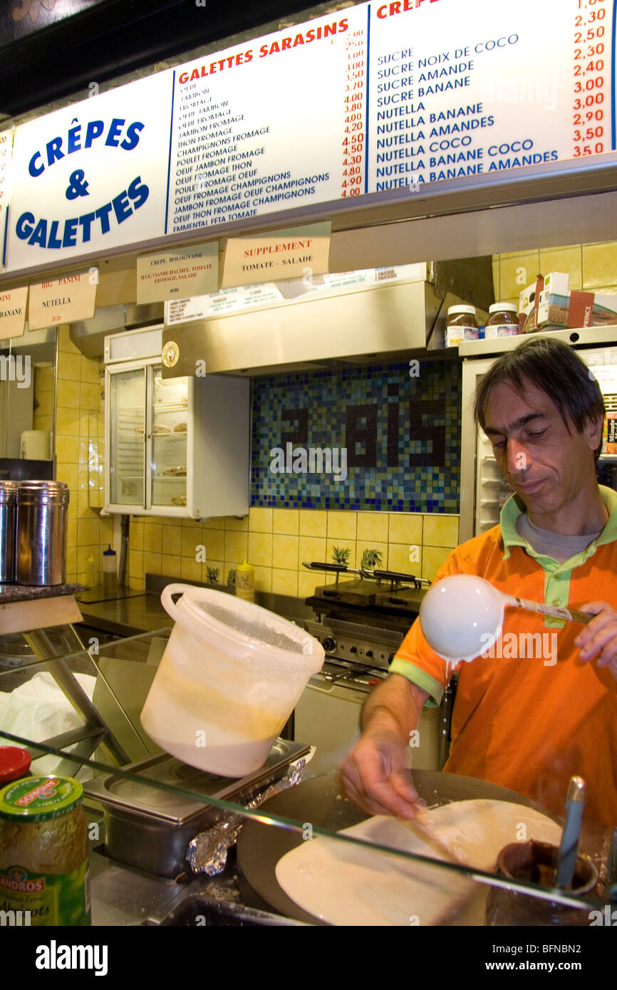 Französische Mann arbeitet in einer Creperie im Quartier Latin von Paris, Frankreich. Stockfoto