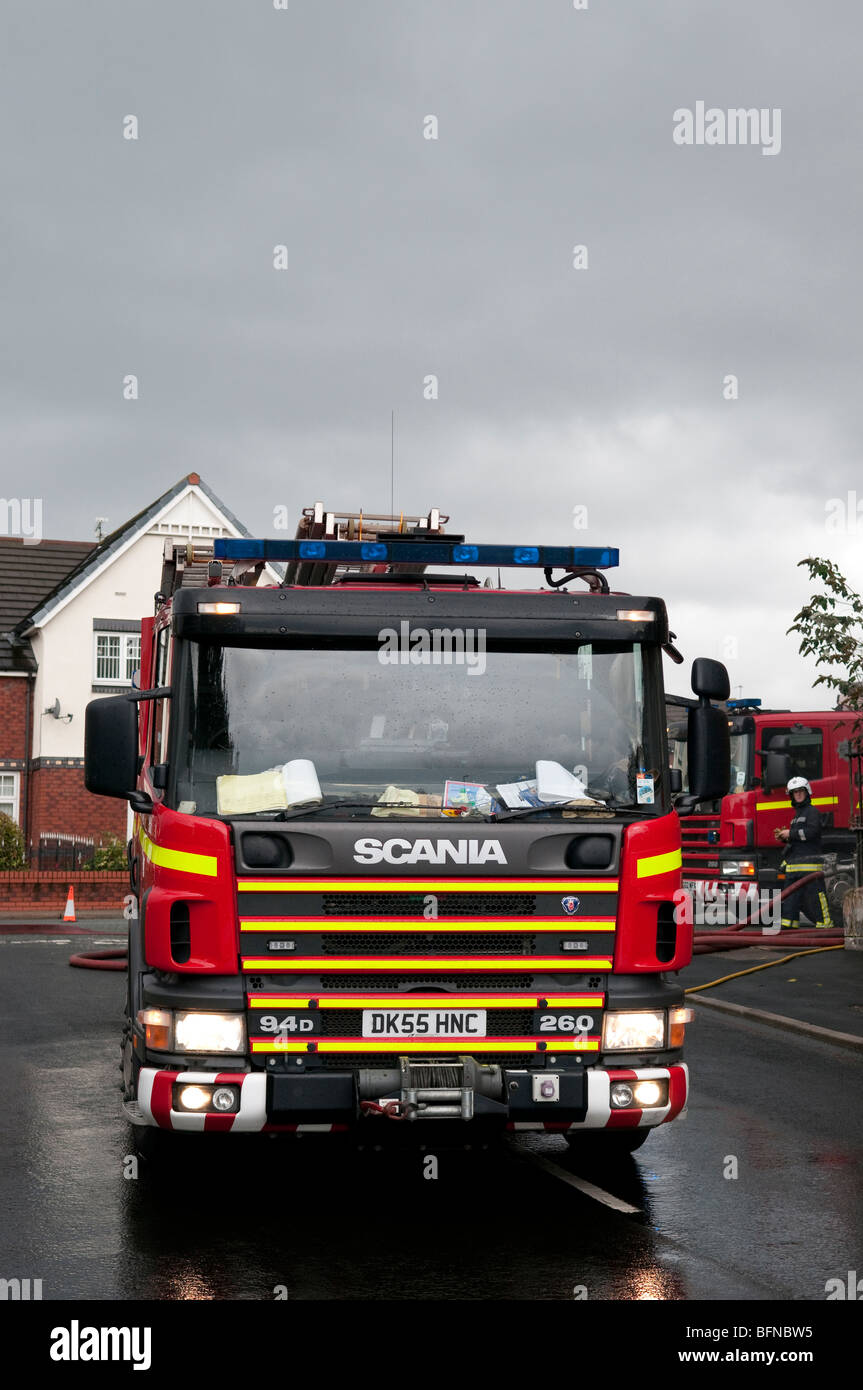 Scania-Feuerwehrauto auf nasser Fahrbahn Hochformat Stockfoto