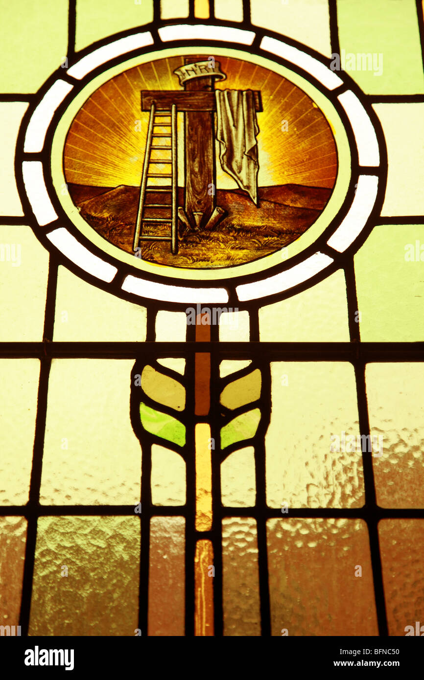 Kirche zu beflecken Glasfenster zeigt das Kreuz auf dem Kalvarienberg, wo Jesus Christus starb. Stockfoto