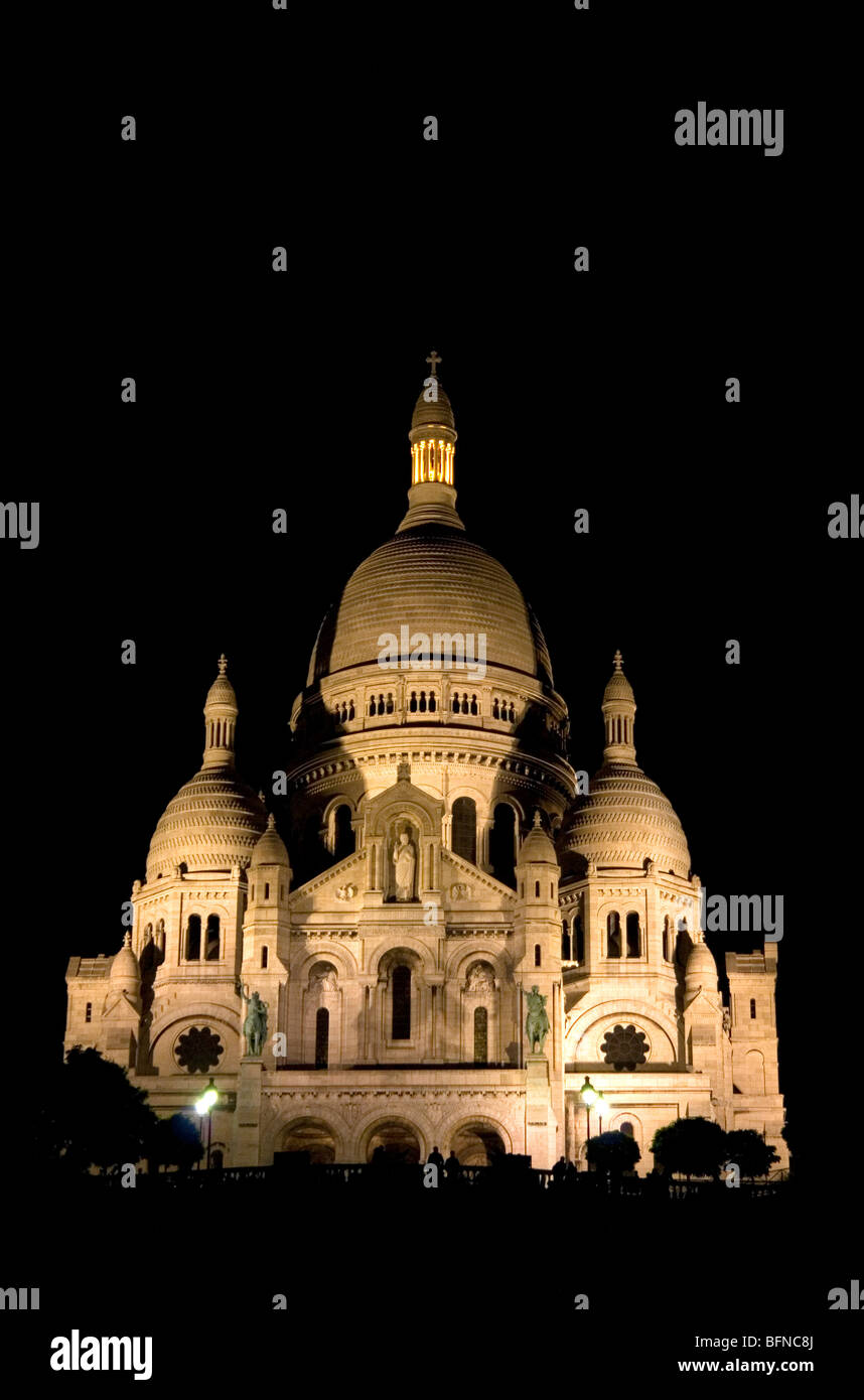 Die Sacre-Coeur Basilika in der Nacht in Paris, Frankreich. Stockfoto