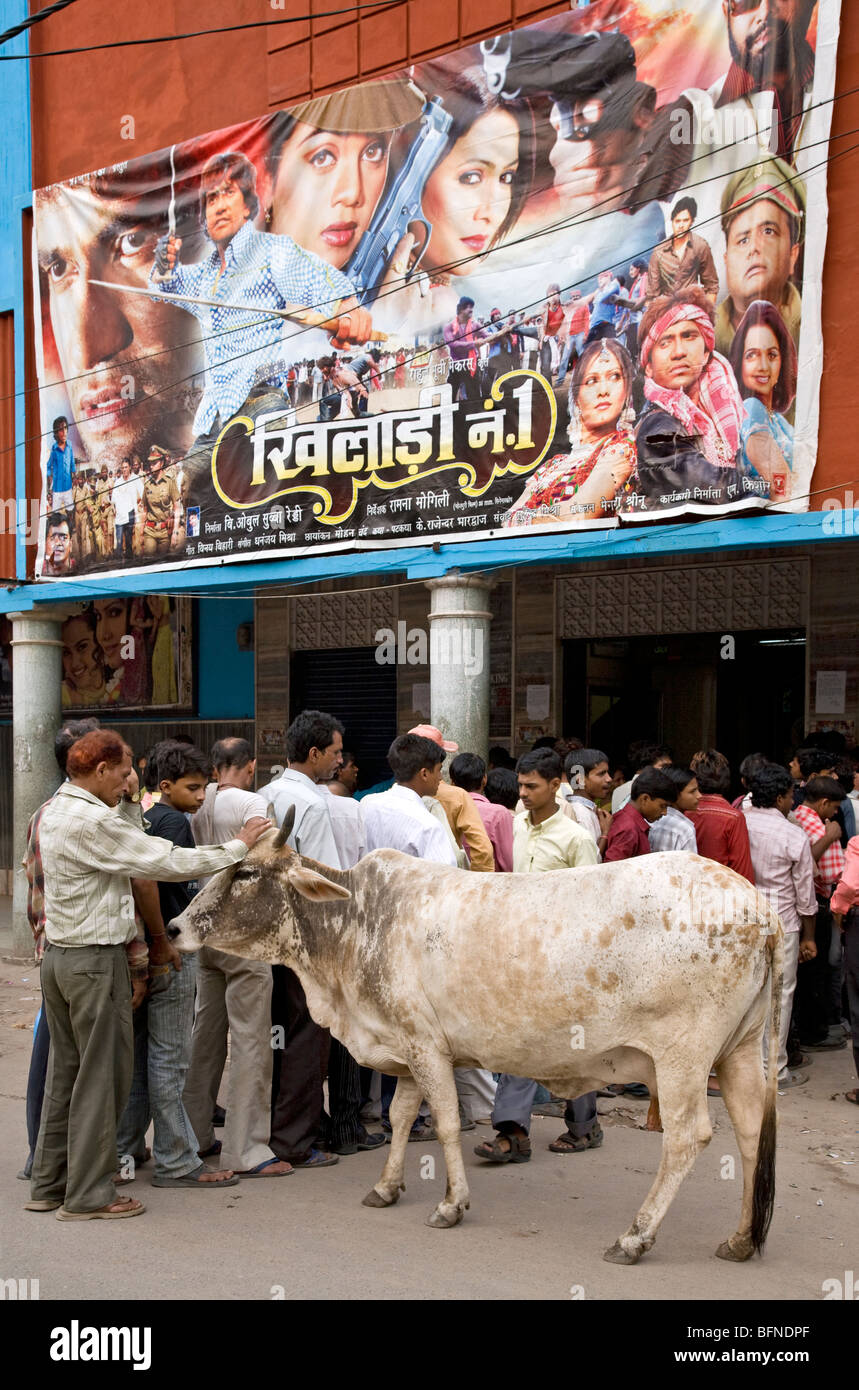 Männer (und Kuh) warten auf die Matinée zeigen. Kaiserlichen Kino. Paharganj. Neu-Delhi. Indien Stockfoto