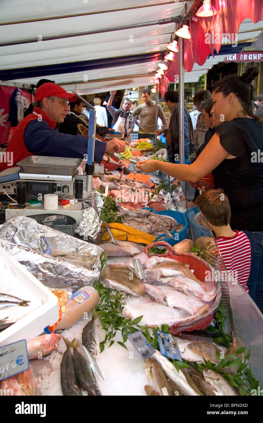 Menschen beim Einkaufen für Fisch und Meeresfrüchte am Samstagsmarkt in Paris, Frankreich. Stockfoto