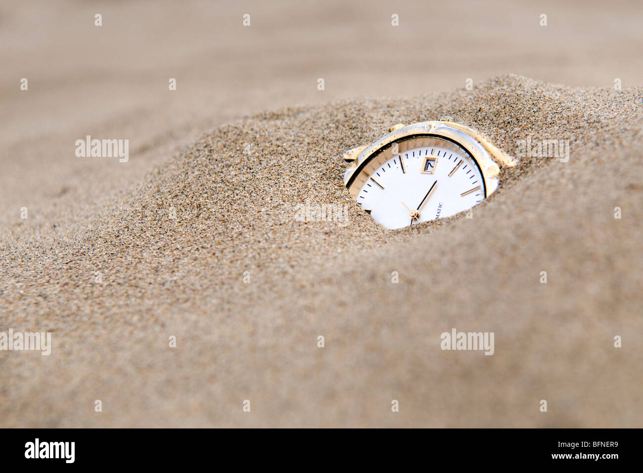 Uhr im Sand genommen, den Sand der Zeit Konzept darzustellen begraben Stockfoto