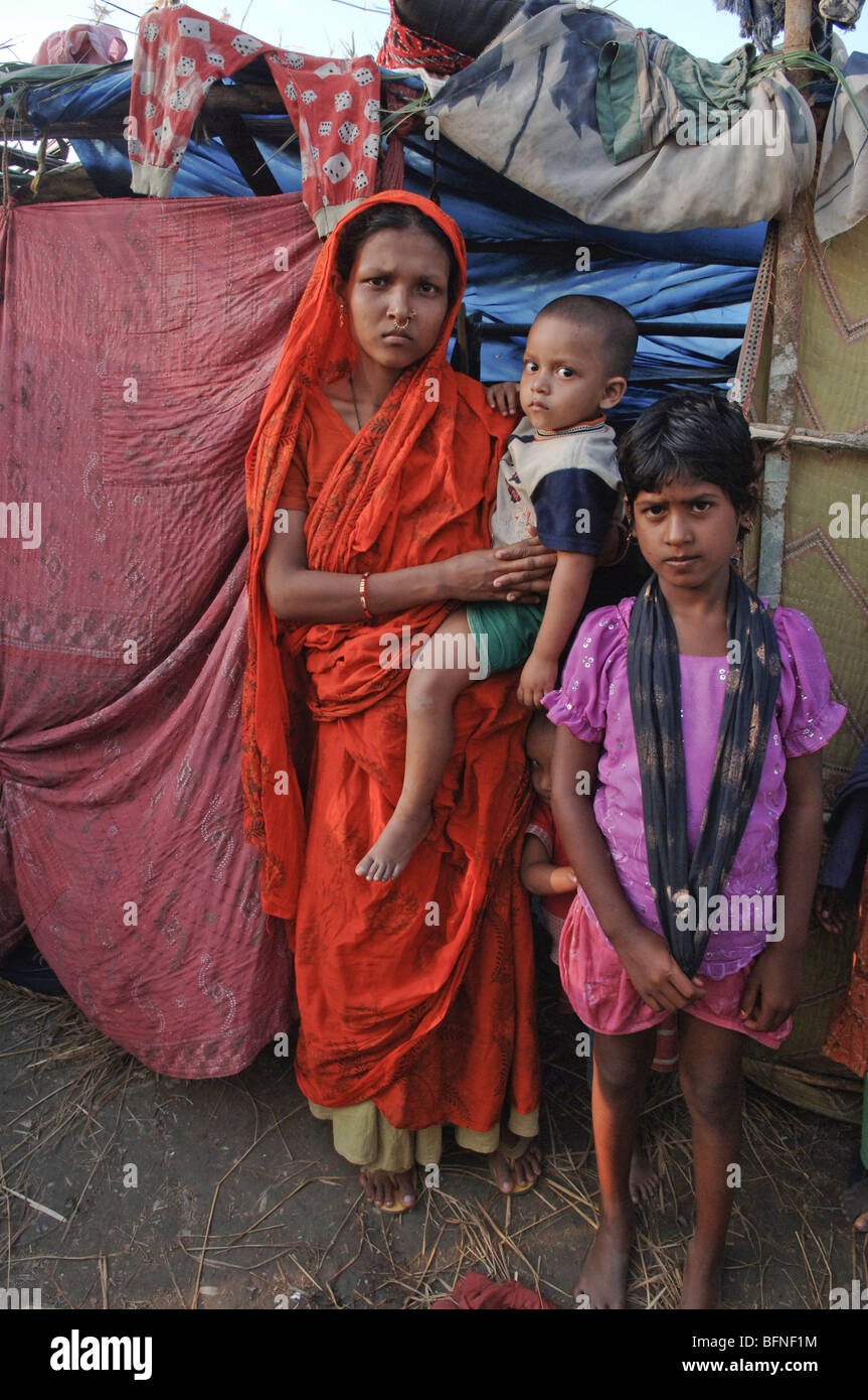 Sturm-Opfer warten auf Hilfsgüter wurden obdachlos, nachdem Zyklon Sidr Bangladesch Delta zerstört. Stockfoto