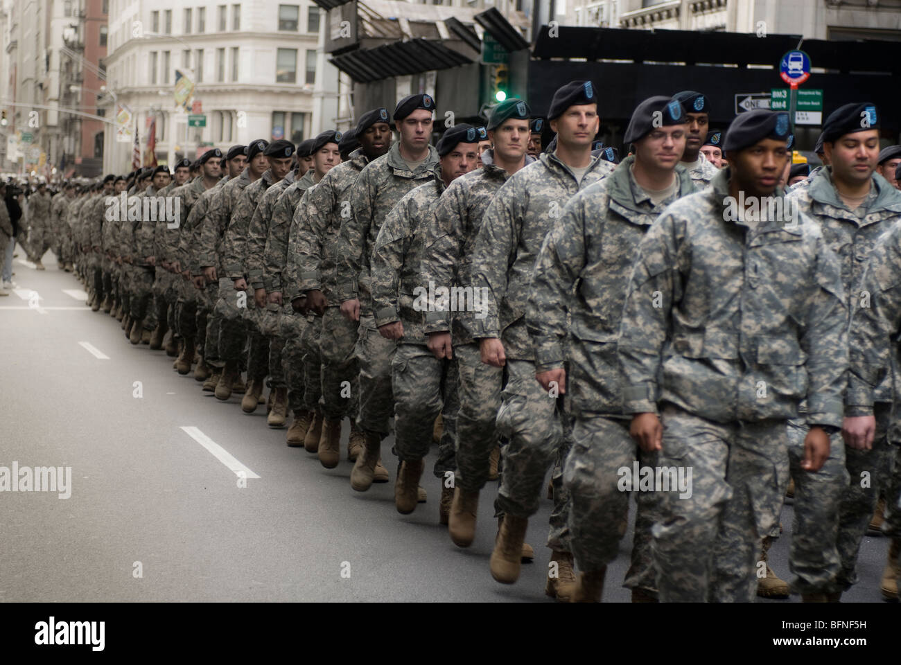 Armee-Reservist Demonstranten in der 91. jährliche Veterans-Day-Parade in New York Stockfoto