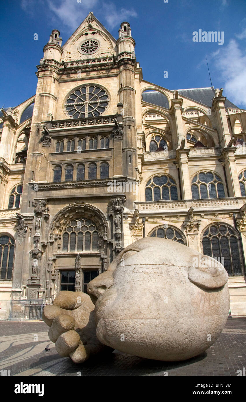L'Ecoute modernen skulpturalen Kunst im öffentlichen Raum von Henri de Miller vor der Eglise Eustache in Paris, Frankreich. Stockfoto