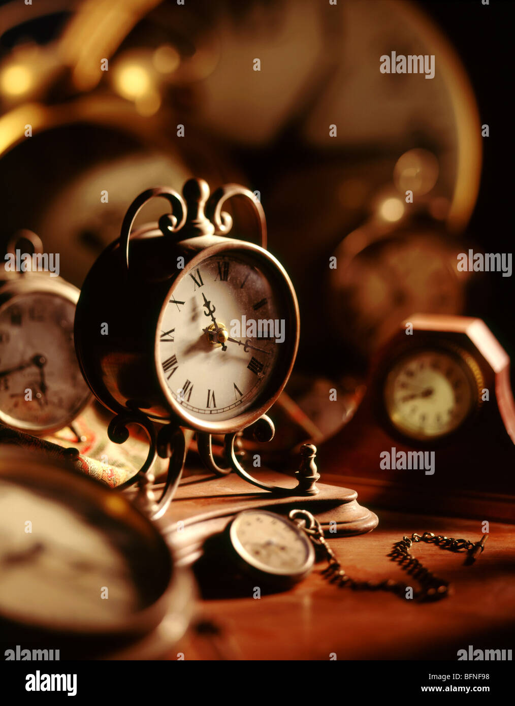 Alte Uhren und Uhren auf Schreibtisch Stockfoto