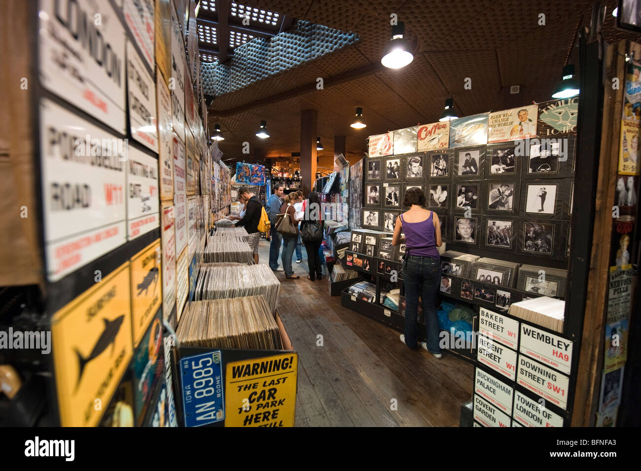 Stände in der neuen erweiterten Bereich des Stables Market, Camden Town, London, UK Stockfoto