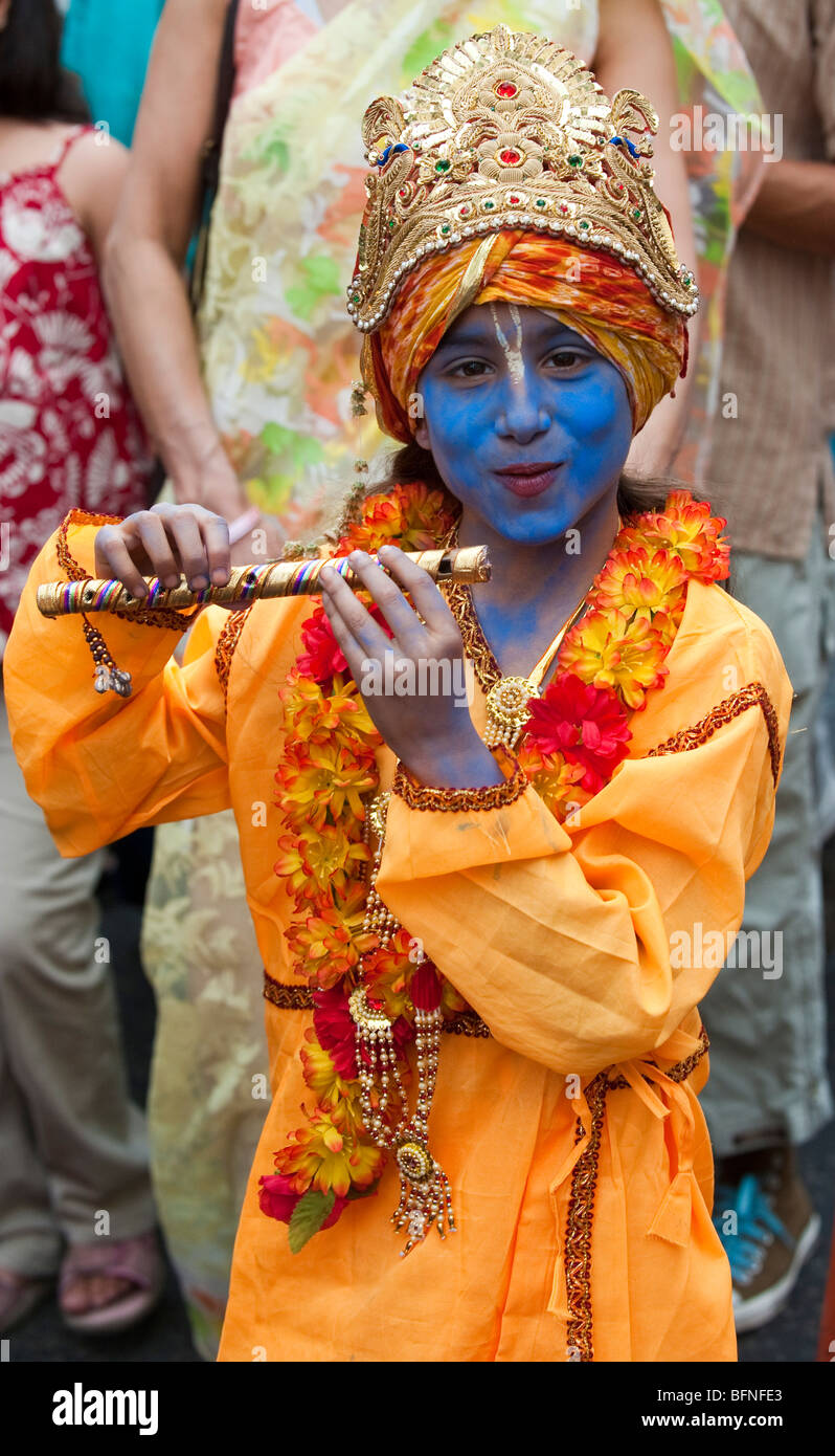 Ein Junge gekleidet wie Lord Krishna die Feierlichkeiten des Ratha