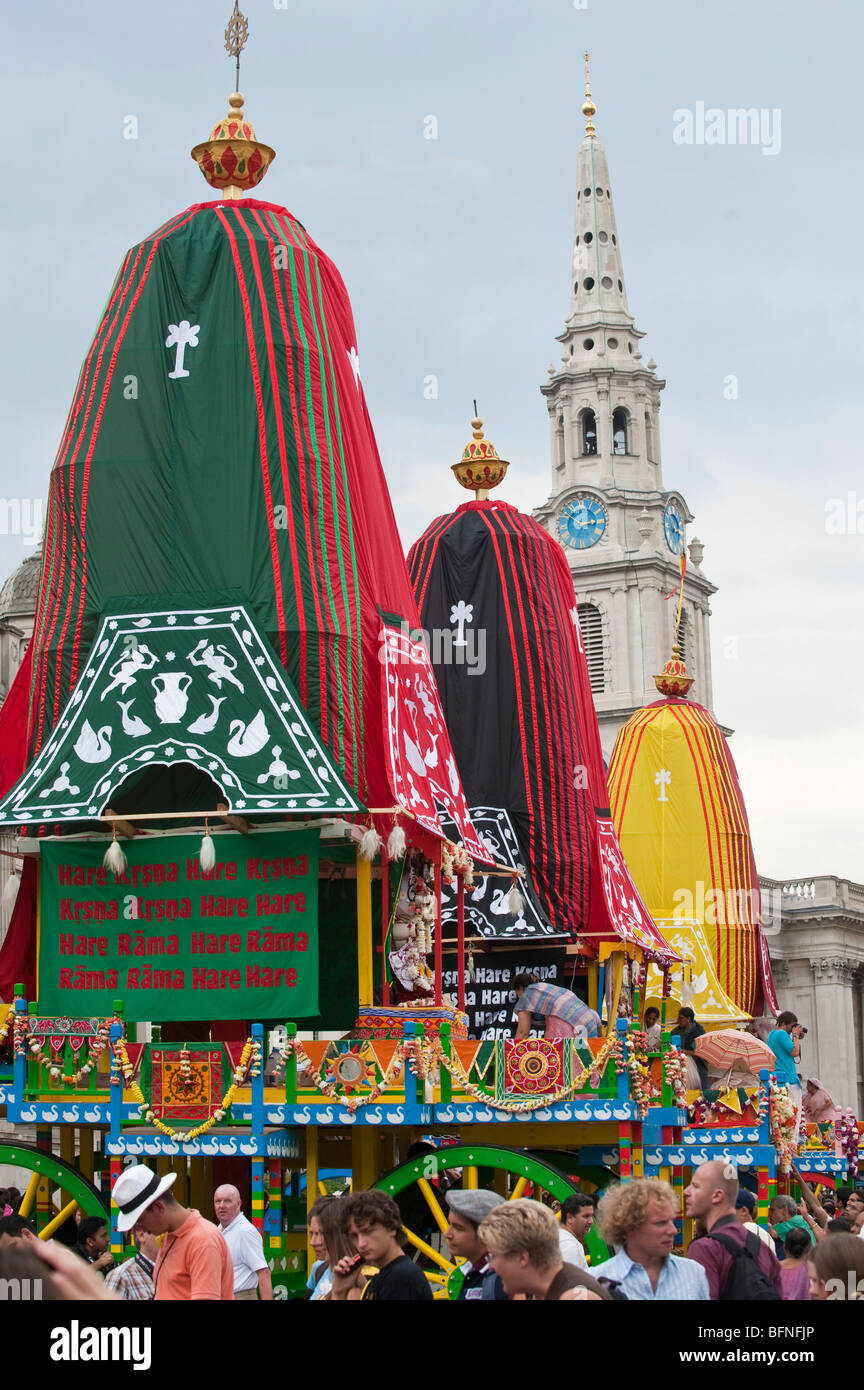 Drei dekorierten Wagen bei den Feierlichkeiten des Ratha Yatra The Hindu Festivals von Streitwagen in London UK Stockfoto