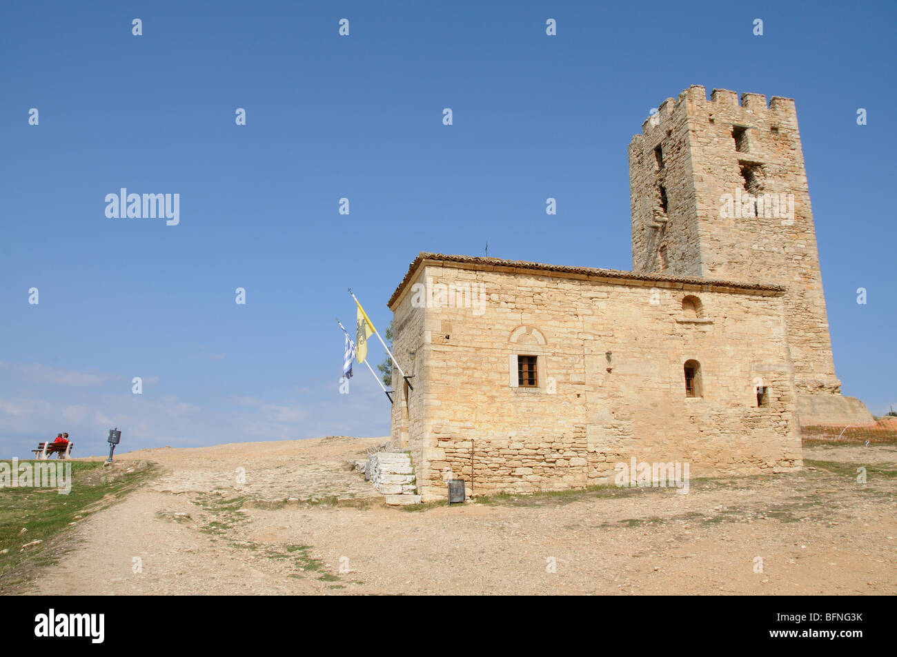 Nea Fokea Badeort in der Kaaandra Region des nördlichen Griechenland Kapelle und Turm von St. Paul Stockfoto