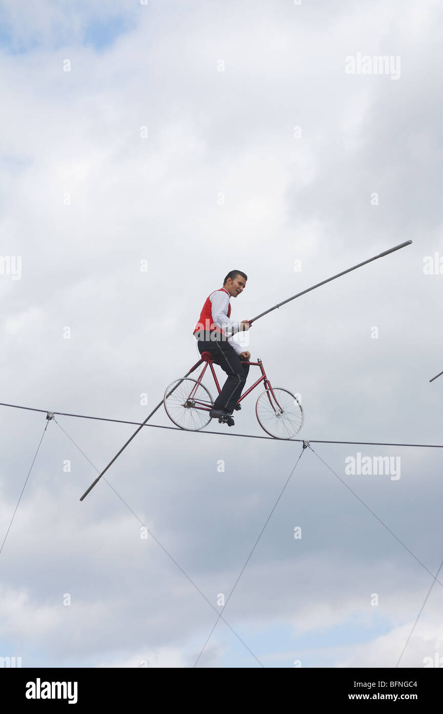 Ein Mitglied der Flying Wallendas Fahrräder auf einem Drahtseil Stockfoto