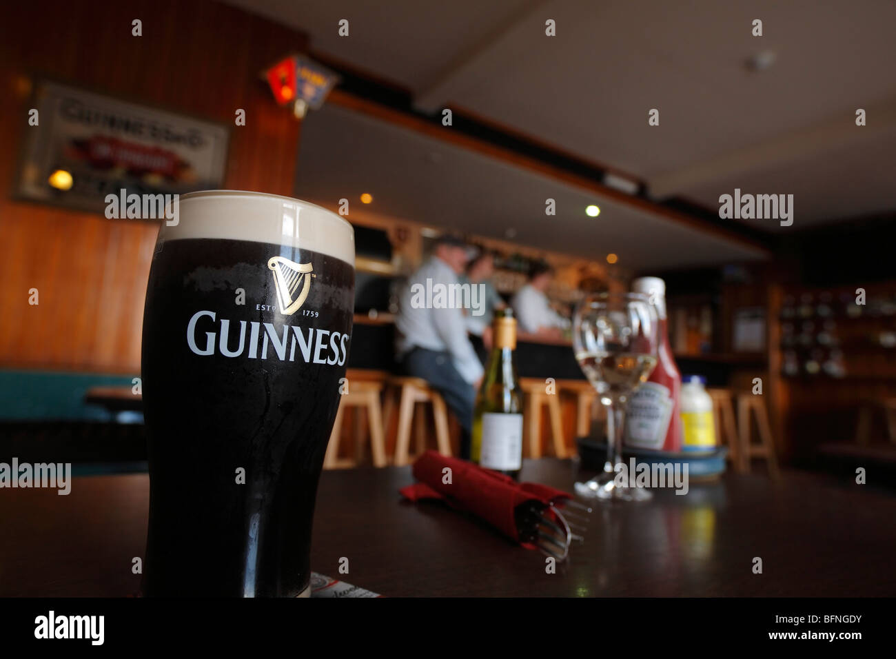 ein Pint Guinness auf einem Tisch in der Roundstone Haus eine Bar und ein Hotel in Roundstone, Connemara, Irland Stockfoto