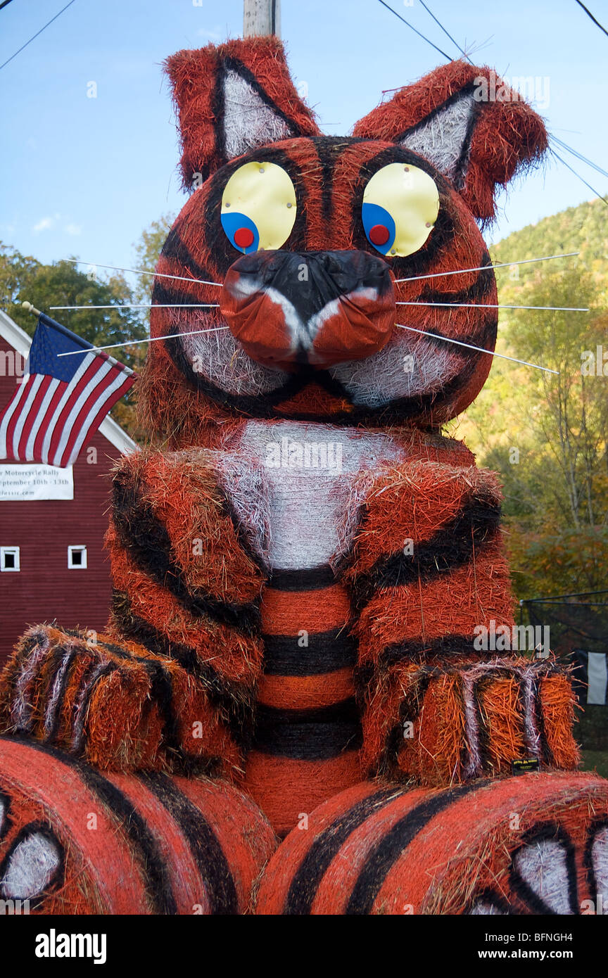 Eine riesige orange Katze altmodisch aus Heuballen sitzt am Straßenrand durch einen Gasthof in Killington, Vermont Stockfoto