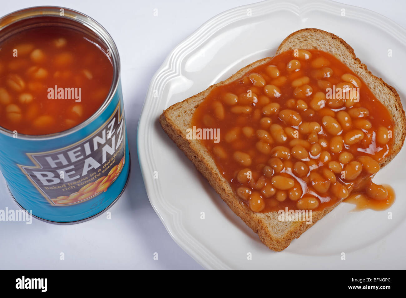 Heinz gebackene Bohnen auf Toast, eine traditionelle Zwischenmahlzeit Essen  in Großbritannien Stockfotografie - Alamy