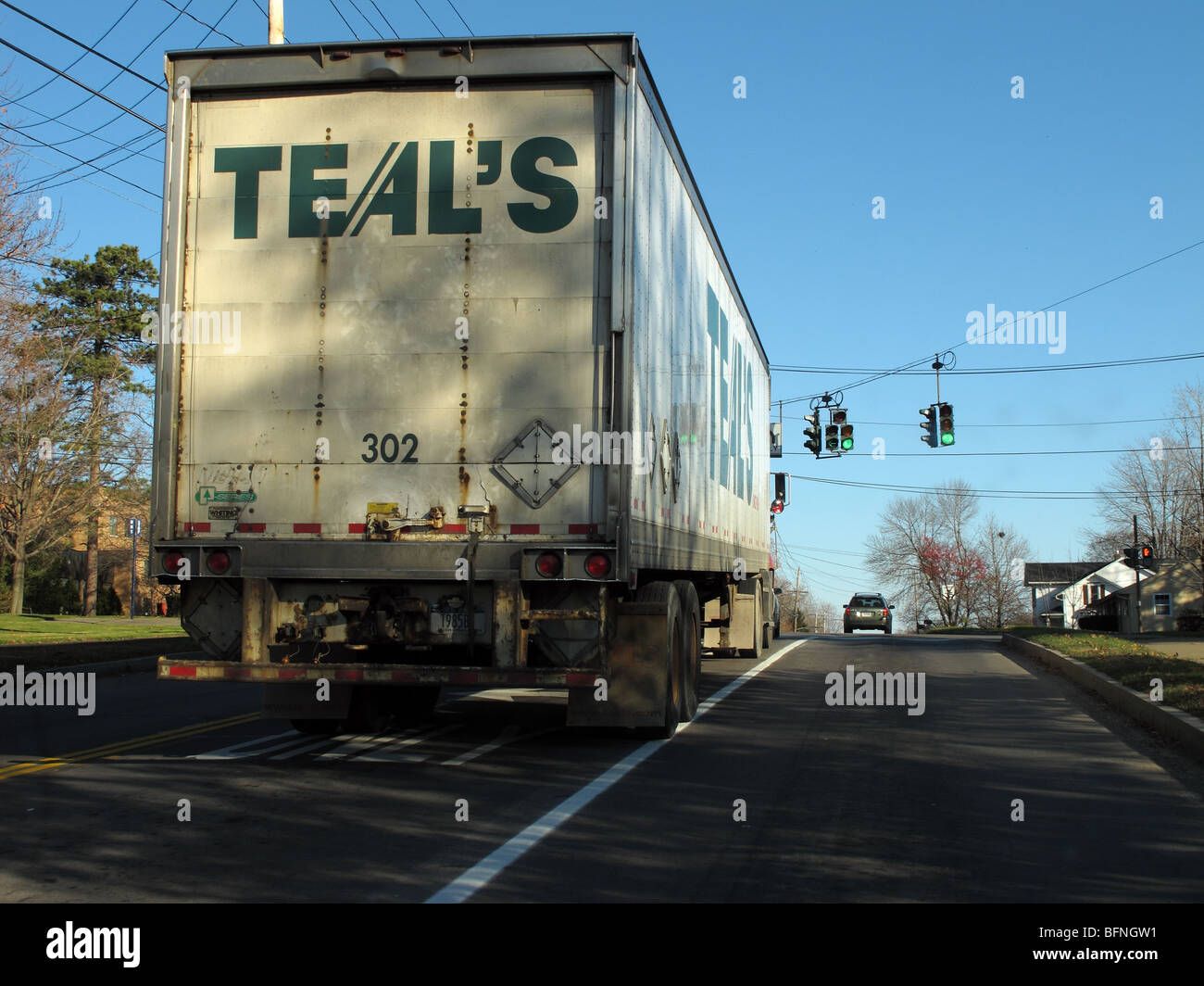 LKW an Kreuzung. Stockfoto