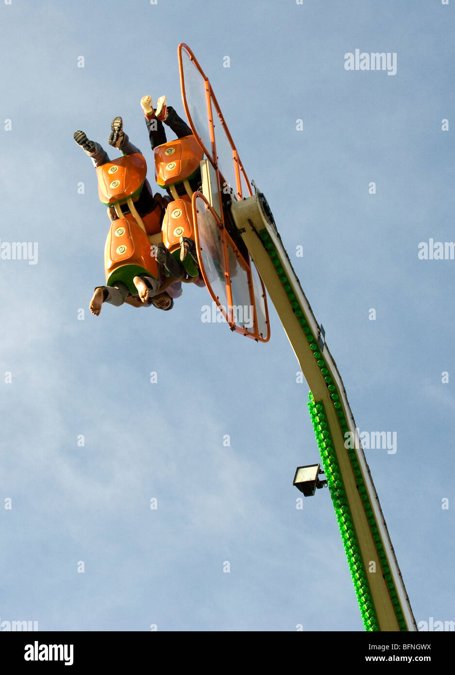 Vier Menschen Spinnen in der Luft auf eine Achterbahnfahrt Stockfoto
