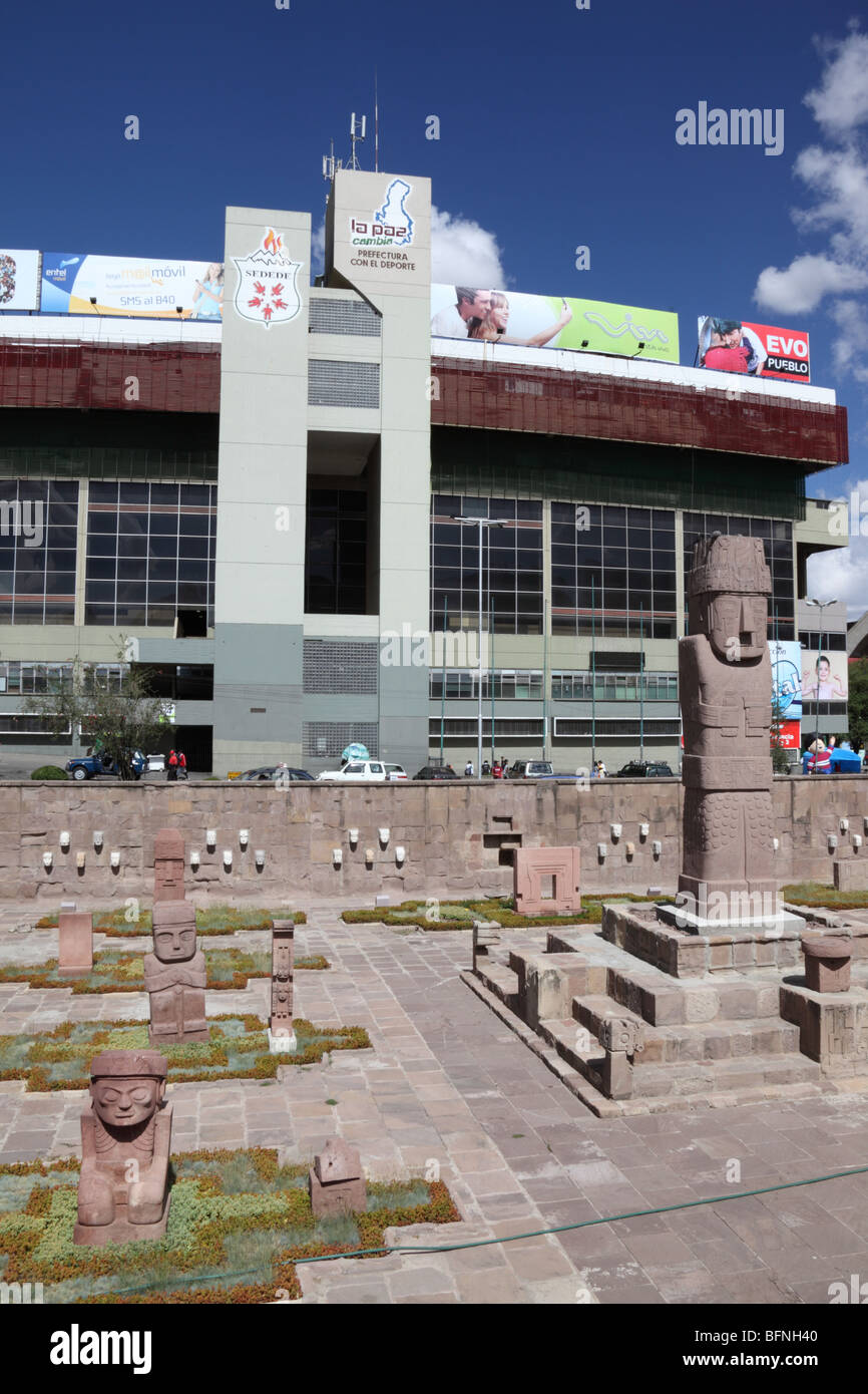 Nachbildung des Tiahuanaco-Monolithen und des halb versunkenen Tempels auf der Plaza Arqueologica und dem Hernando Siles Olympiastadion, Miraflores, La Paz, Bolivien Stockfoto
