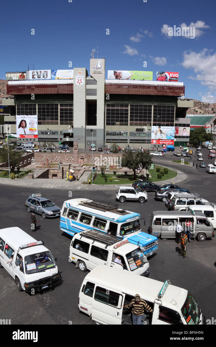 Verkehr in Plaza Arqueologica und Hernando Siles Olympiastadion, Miraflores Viertel, La Paz, Bolivien Stockfoto