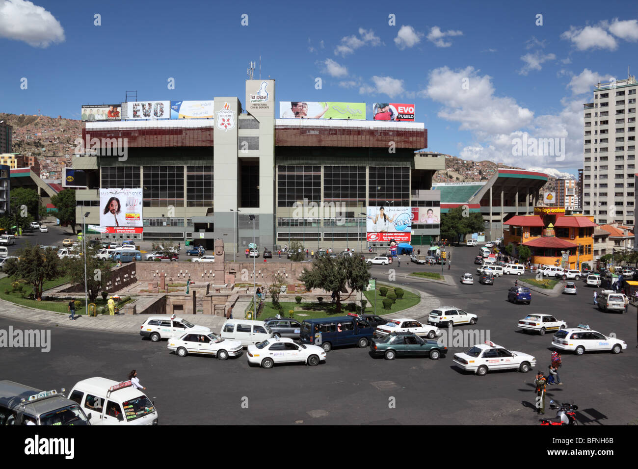 Verkehr in Plaza Arqueologica und Hernando Siles Olympiastadion, Miraflores Viertel, La Paz, Bolivien Stockfoto