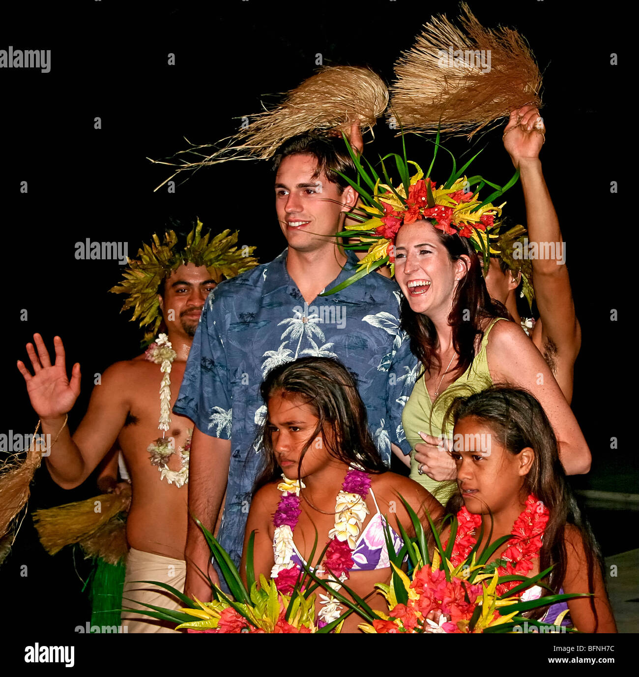 Besucher mitmachen Tahitian Dance Festlichkeiten. Moorea, Tahiti Stockfoto