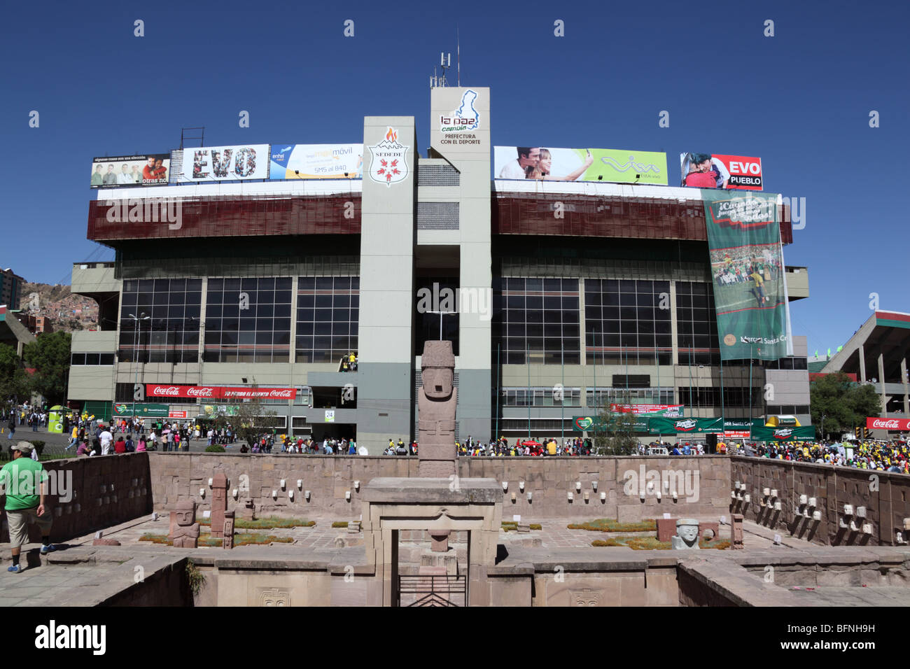 Nachbildung des Tiahuanaco-Monolithen und des halb versunkenen Tempels auf der Plaza Arqueologica und dem Hernando Siles Olympiastadion, Miraflores, La Paz, Bolivien Stockfoto