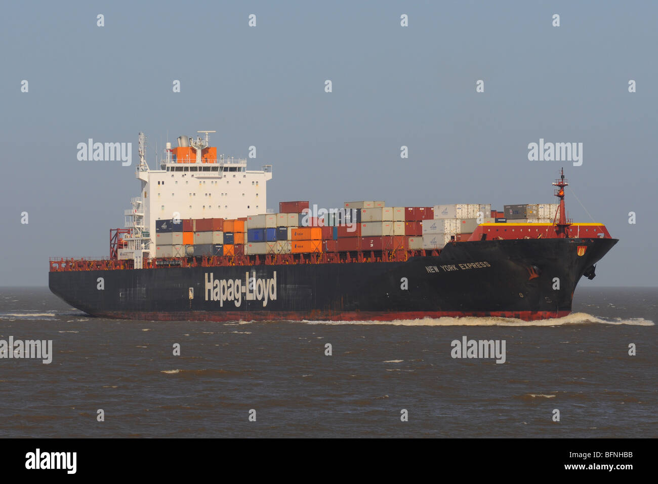 Panmax-Containervessel New York Express ist Cuxhaven (Deutschland) am 17. März 2009 übergeben. Stockfoto