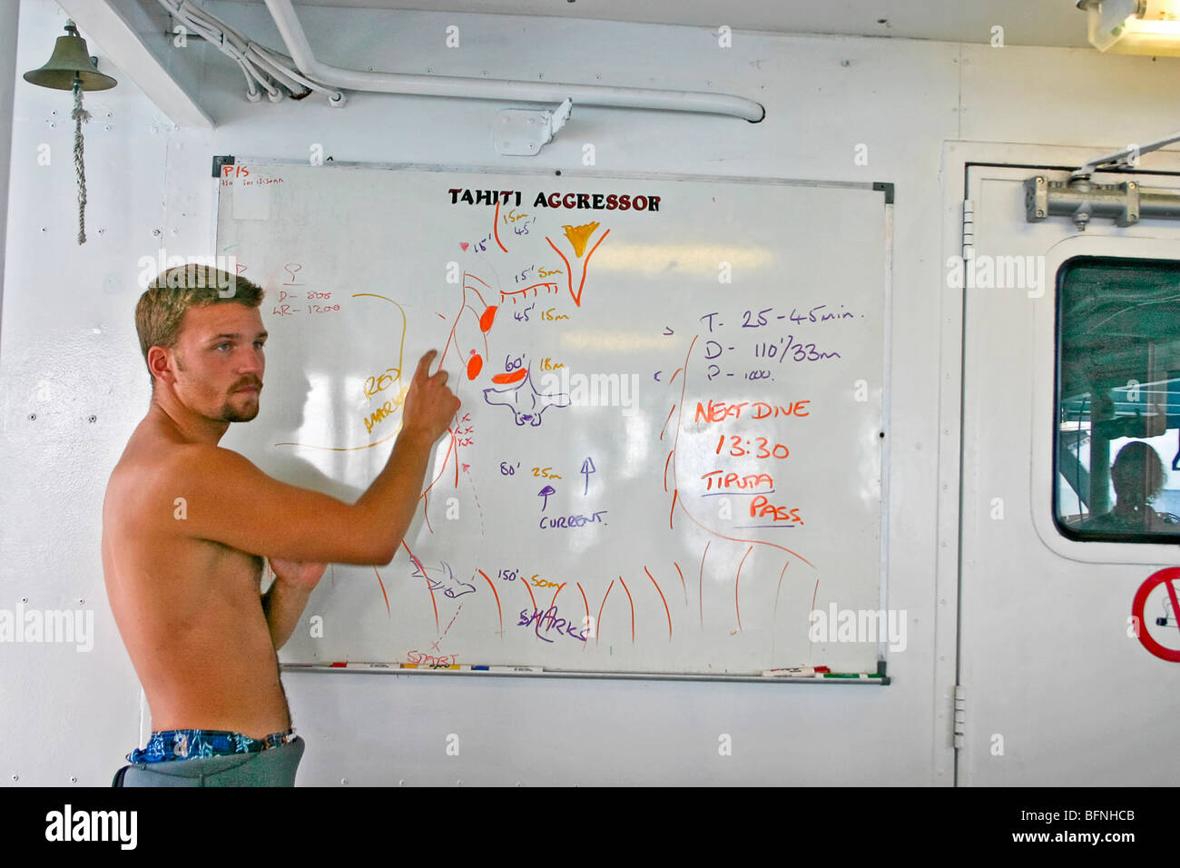 Dive Boot Crewman gibt Tauch-Briefing für Tauchen Pass von Tahiti Atoll Tahiti Aggressor Stockfoto