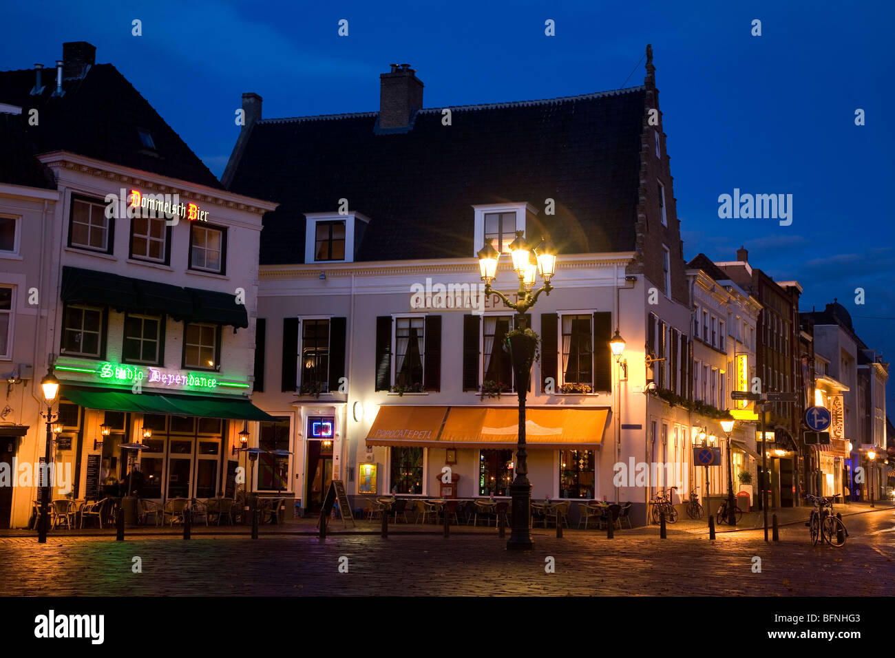 Breda in der Nacht. Die Stadt hat zahlreiche Kneipen, Bars und Restaurants und ist bekannt für seine lebendige und gastfreundliche Nachtleben. Stockfoto