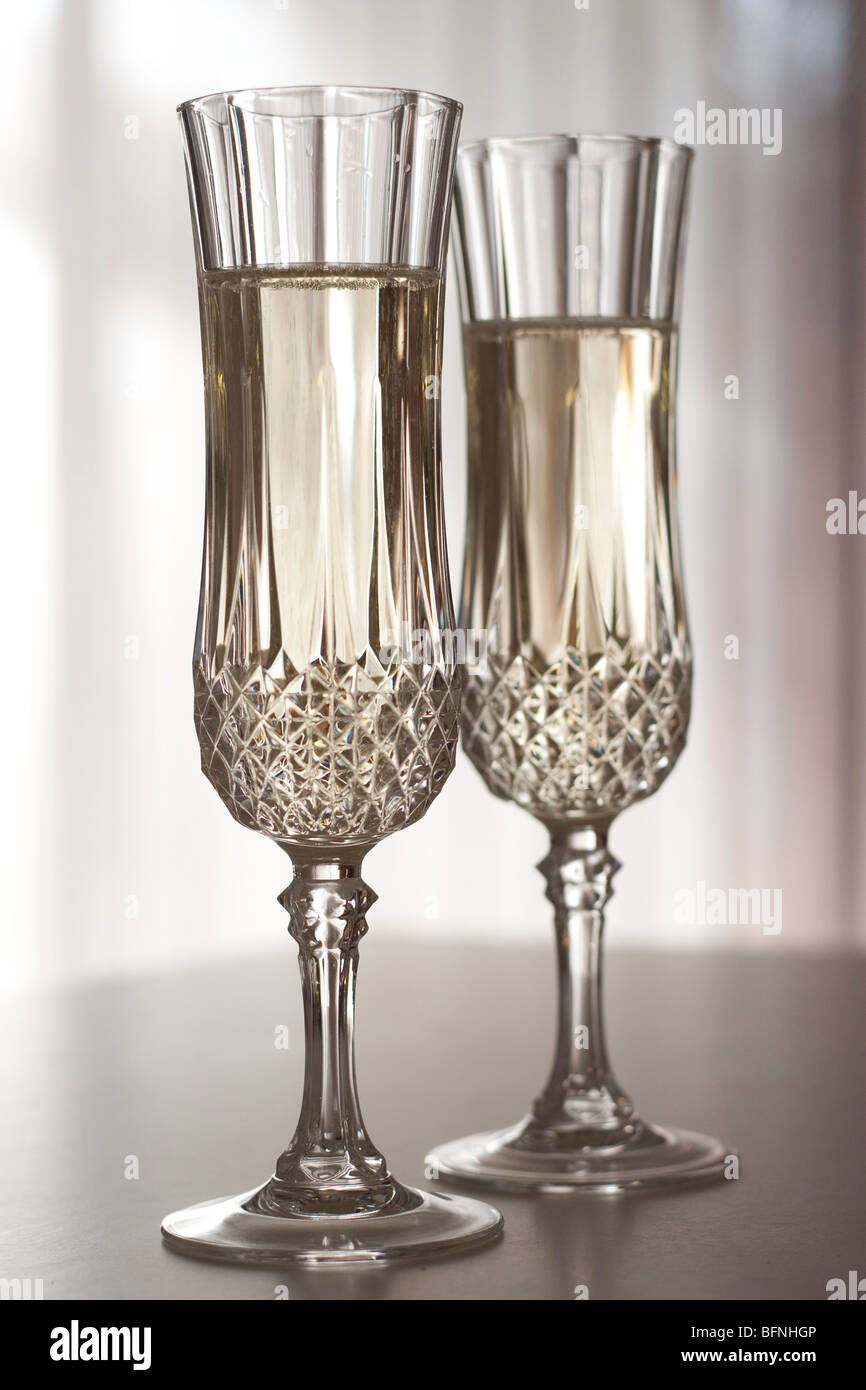 Kristall Sektgläser gefüllt mit Champagner Stockfoto