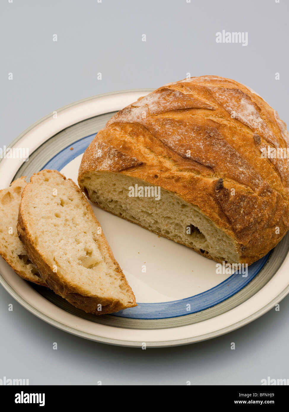 Runde Stein gebackene weiße Brot auf dem Teller. Stockfoto