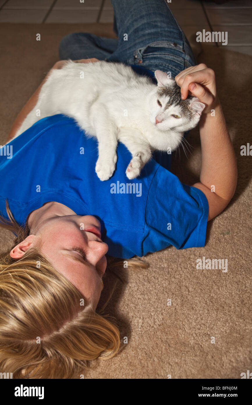 12-14 jährige Mädchen finden Trost Trost getröstet Katze. Kratzen Katzen Kopf Kratzer HERR © Myrleen Pearson Stockfoto