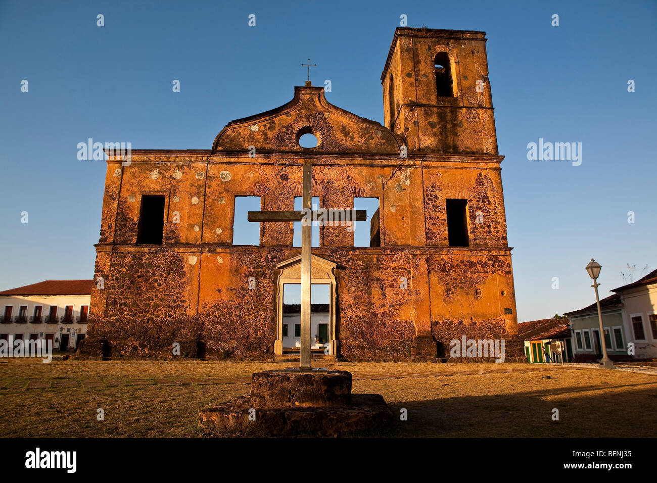 Ruinen der St. Matthias-Kirche (Igreja de São Mathias), am Kirchplatz Mutter, Alcântara, Maranhão, Brasilien. Stockfoto