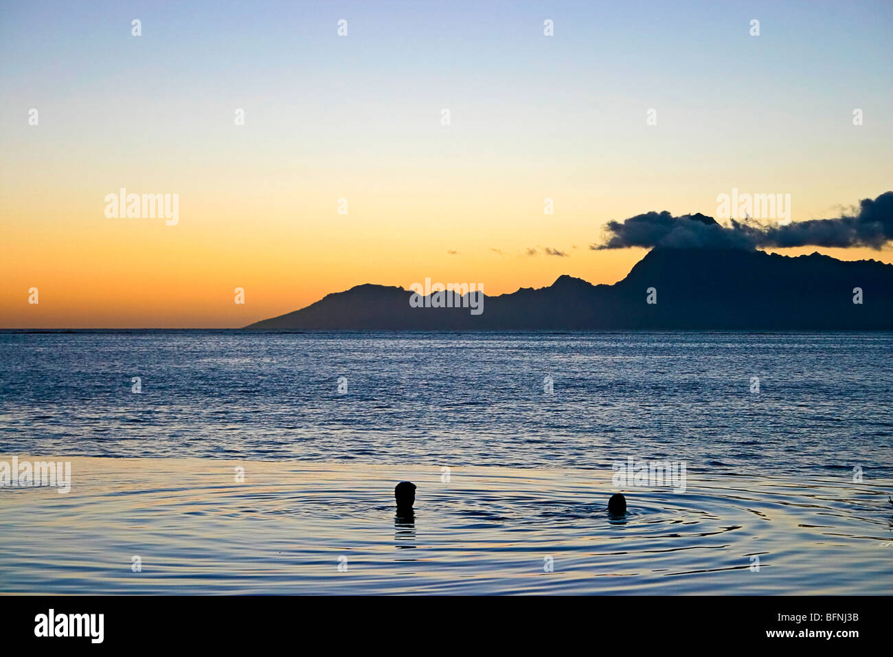 Sonnenuntergang beim schweben im Ozean in Tahiti Beachcomber International, romantisches Resort in Papeete, Tahiti Stockfoto