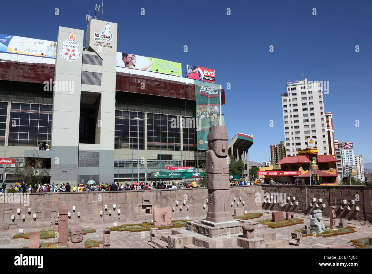 Nachbildung des Tiahuanaco-Monolithen und des halb versunkenen Tempels auf der Plaza Arqueologica und dem Hernando Siles Olympiastadion, Miraflores, La Paz, Bolivien Stockfoto