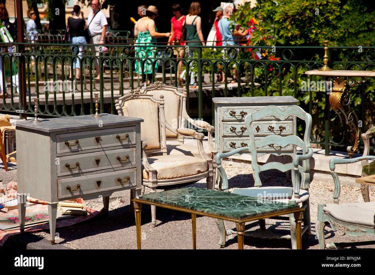 Möbel zu verkaufen - Markttag in L'Isle sur la Sorgue, Provence, Frankreich Stockfoto
