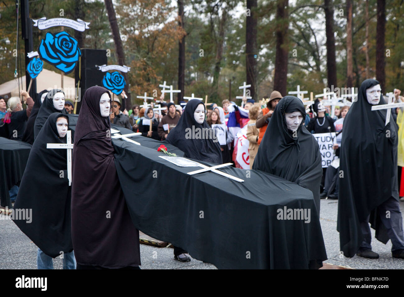 Demonstranten Nachfrage Schließung der School of the Americas Stockfoto