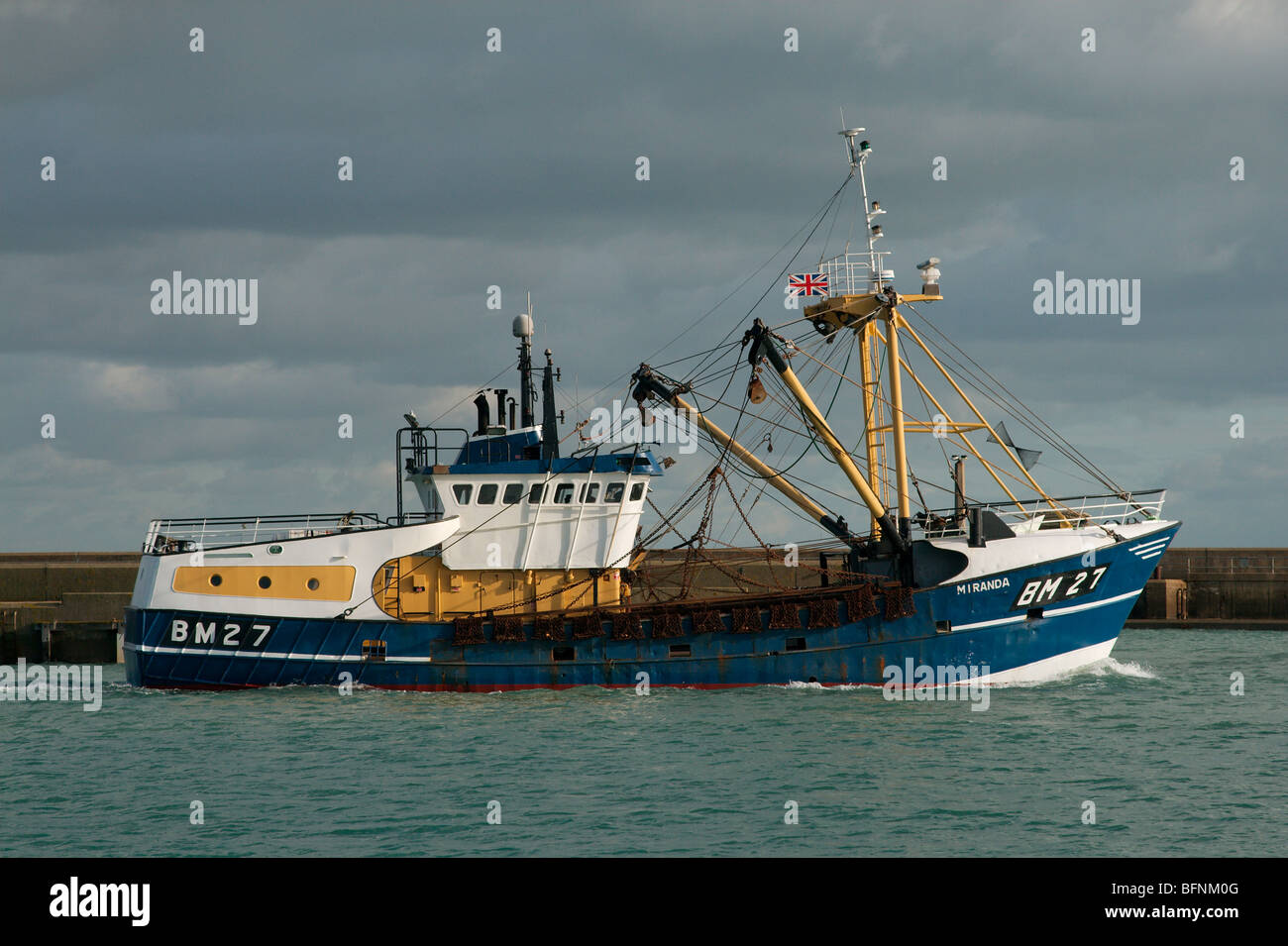 Ein Trawler Richtung aus Shoreham Hafeneinfahrt. Stockfoto