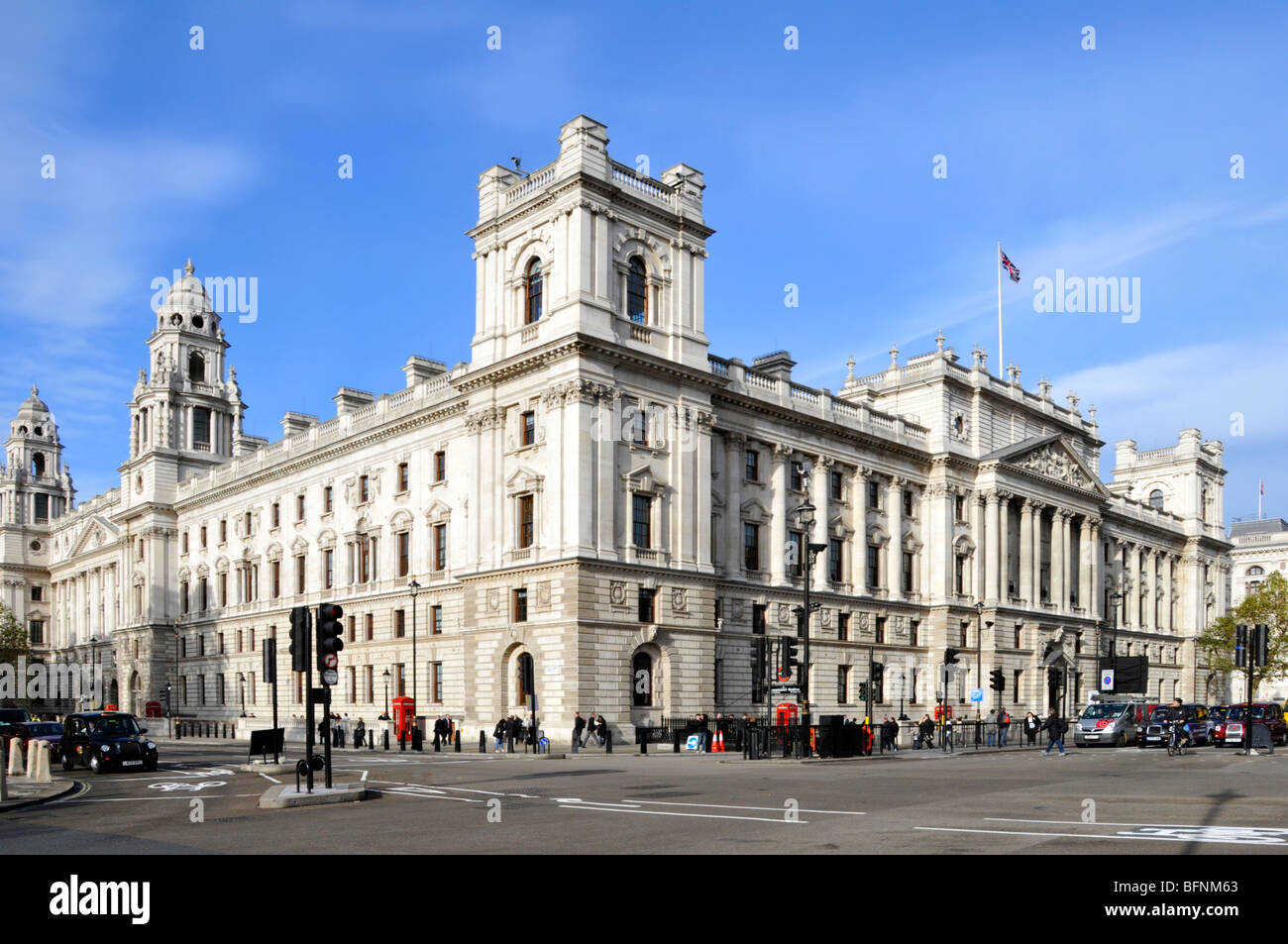 Großes Steingebäude der Regierungsbüros an der Ecke der Great George Street & Parliament Street, das von HM Treasury & anderen Abteilungen im Laufe der Zeit in Großbritannien genutzt wurde Stockfoto