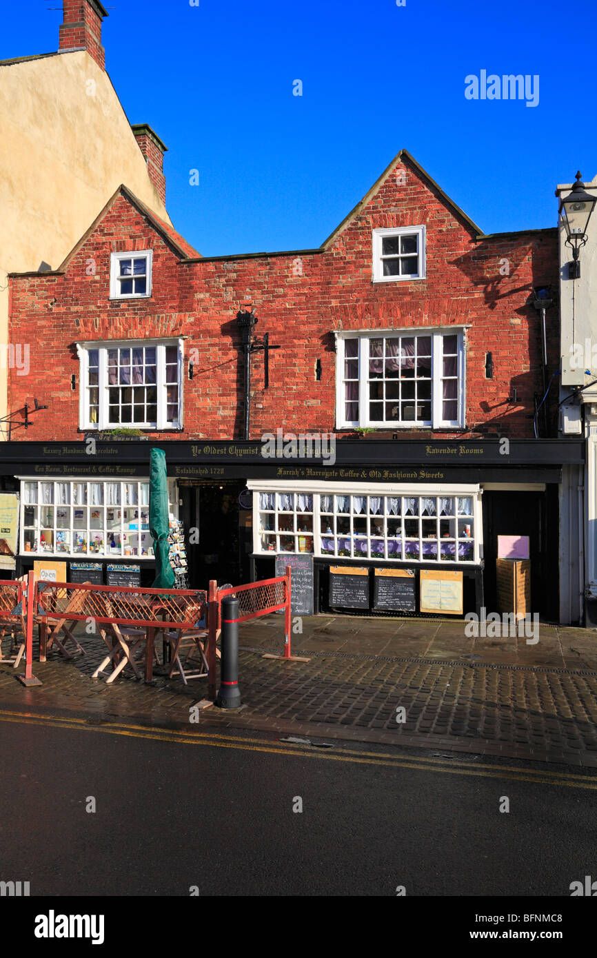 Ihr älteste Apotheke Shoppe in England, Marktplatz, Knaresborough, North Yorkshire, England, Vereinigtes Königreich. Stockfoto