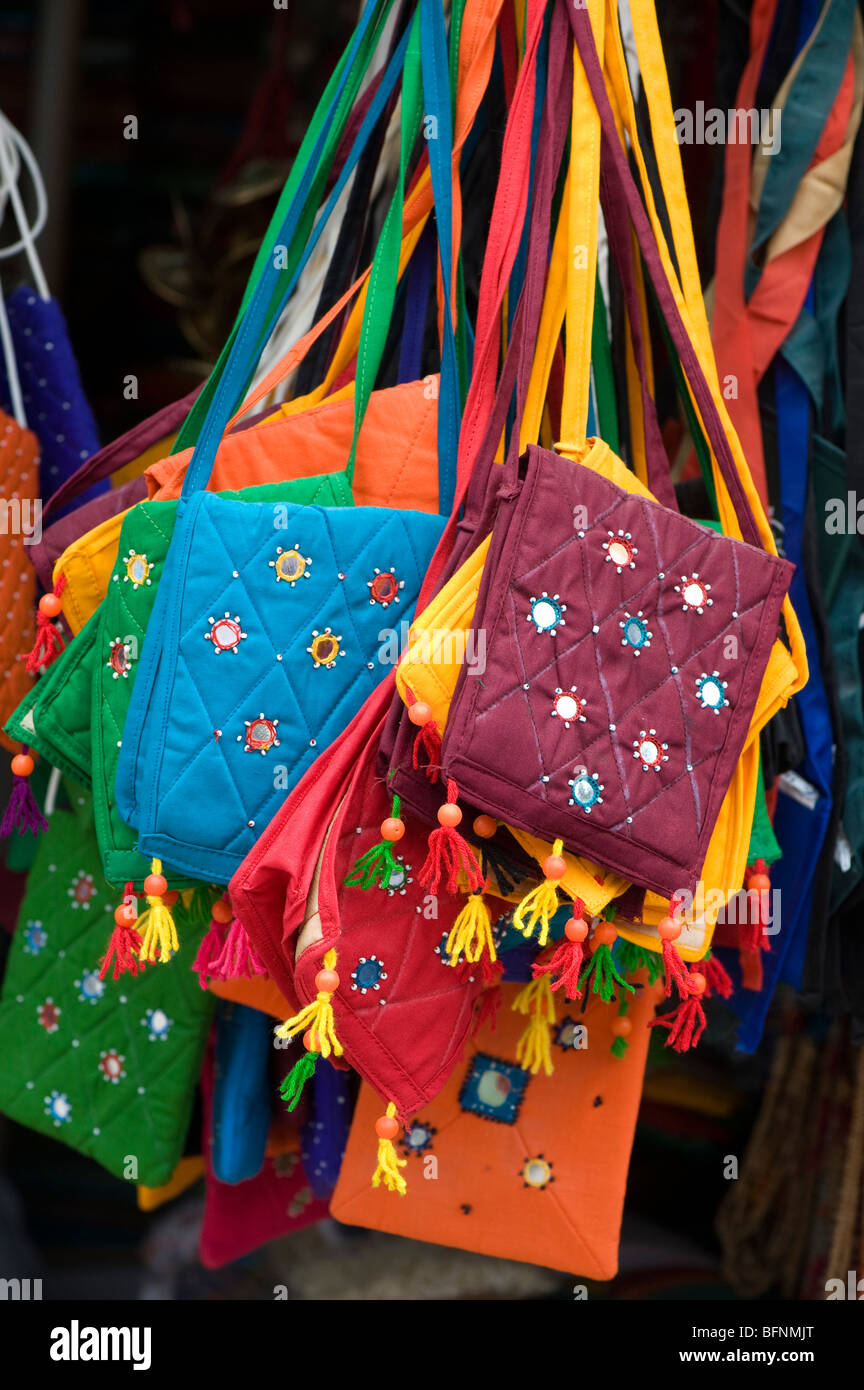 Indische Taschen hängen im Ladengeschäft zum Verkauf. Touristische  souvenirs Stockfotografie - Alamy