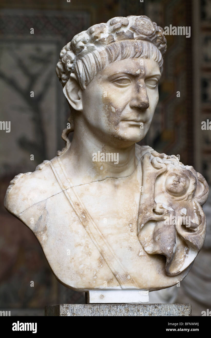 Büste des Kaisers Trajan (Marcus Ulpius Nerva Traianus) in der Münchner Glyptothek. Siehe Beschreibung für mehr Informationen. Stockfoto