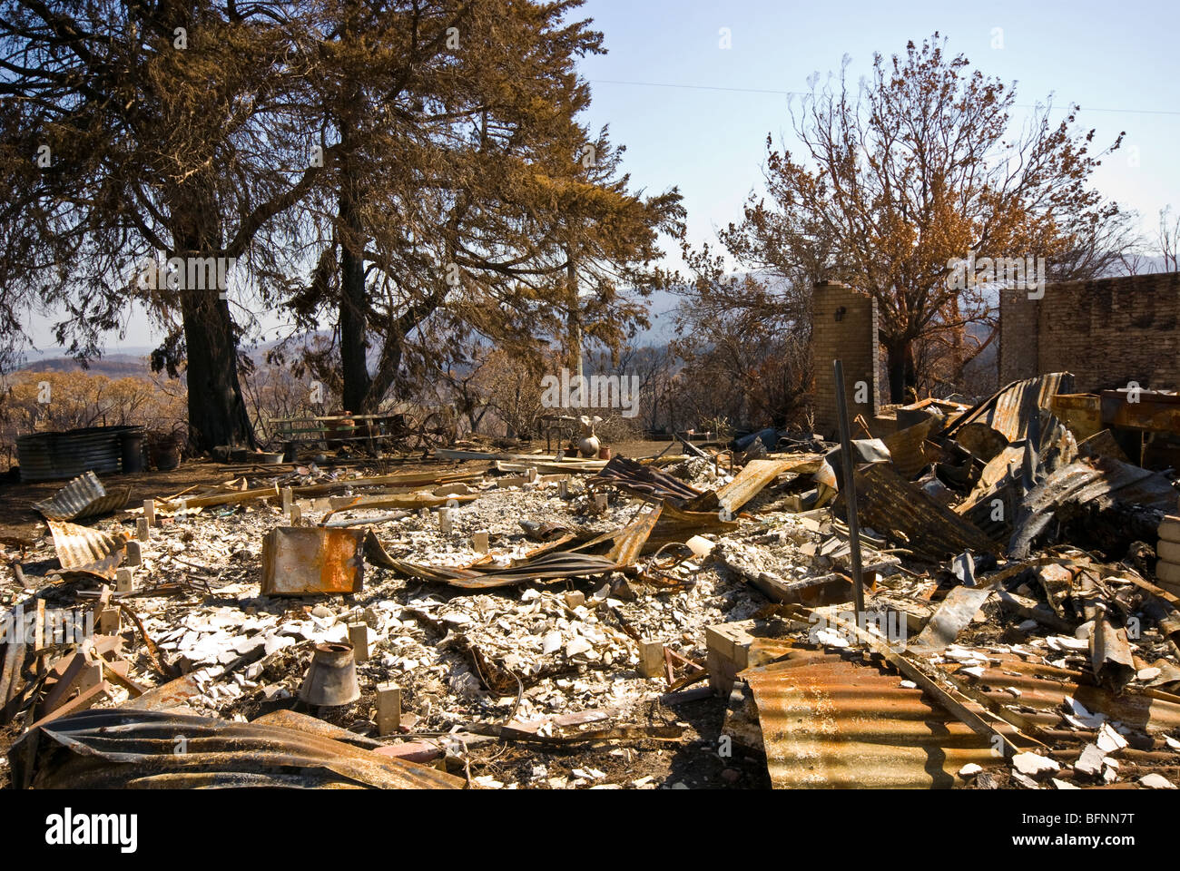 Ein Bauernhaus in Schutt und Asche durch die verheerenden Auswirkungen von Feuer völlig zerstört. Stockfoto