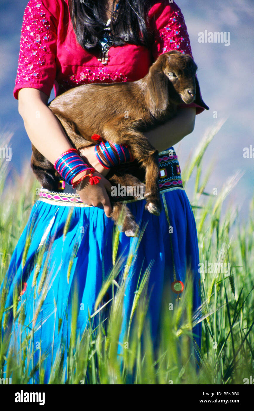 RSC 60431: Indische Mädchen mit Ziege Bisoi; Uttaranchal; Indien Stockfoto