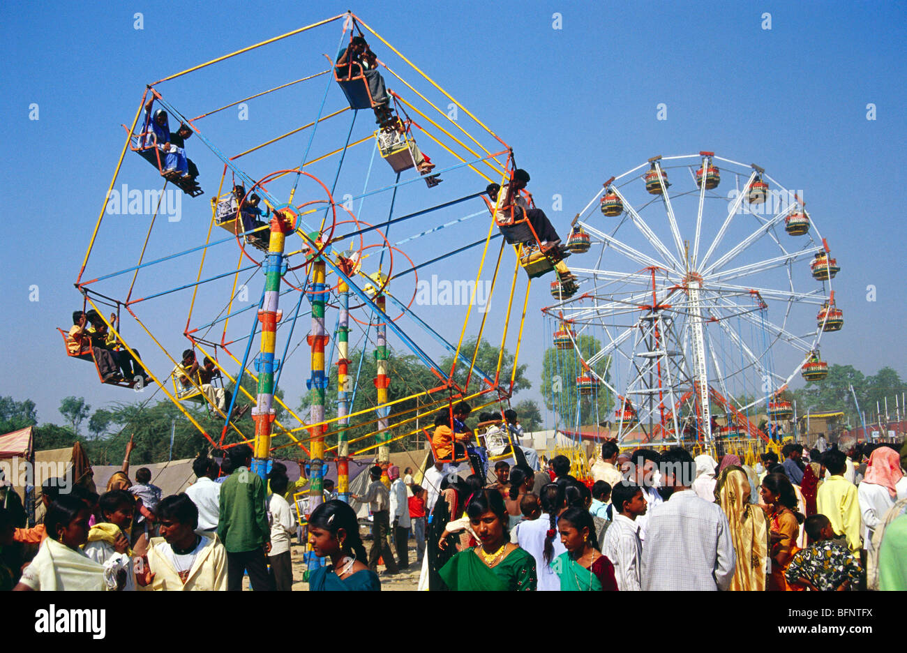 Riesenrad; Leute, die Riesenrad genießen; Sidhpur Messe; Sidhpur; Patan; Gujarat; Indien; asien Stockfoto